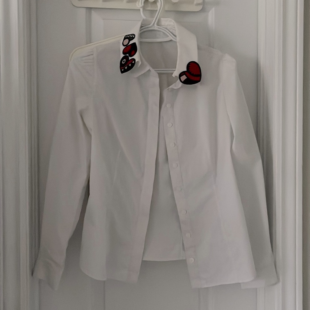 White shirt with a detachable collar decorate